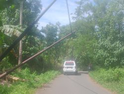 Tiang Listrik Nyaris Rubuh di Jalur SMK dan SMP Mubune: Kelalaian Ketenagalistrikan yang Mengancam Nyawa Anak Sekolah
