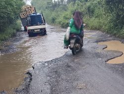 Pengendara Keluhkan Jalan Rusak Parah Diduga Kurang Perhatian di Jl. K.S. Tubun Kotabumi Selatan