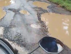 Jalan Hancur Total, Berlumpur dan Penuh Kubangan Warga Desa Kembang Gading Seakan Dibiarkan Menderita