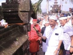 Gubernur Bali Wayan Koster memulai proyek penataan tahap kedua Pura Agung Besakih, Denpasar, Sabtu 2 Mei
