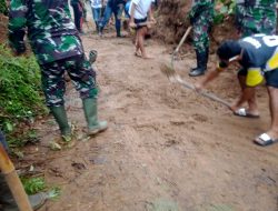 BREAKING NEWS: Longsor Tutup Akses Jalan Pusunge–Lenganeng, TNI dan Warga Bergerak Cepat Lakukan Pembersihan