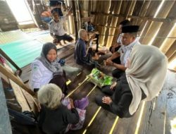 BUPATI MUNA BARAT BERIKAN BANTUAN BEDAH RUMAH UNTUK PASUTRI LANSIA DI WILAYAH PESISIR.