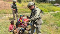 Patroli Humanis Satgas Damai Cartenz di Ilaga: Hadirkan Rasa Aman dan Berbagi Senyum dengan Anak-Anak Papua
