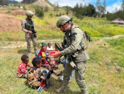 Patroli Humanis Satgas Damai Cartenz di Ilaga: Hadirkan Rasa Aman dan Berbagi Senyum dengan Anak-Anak Papua